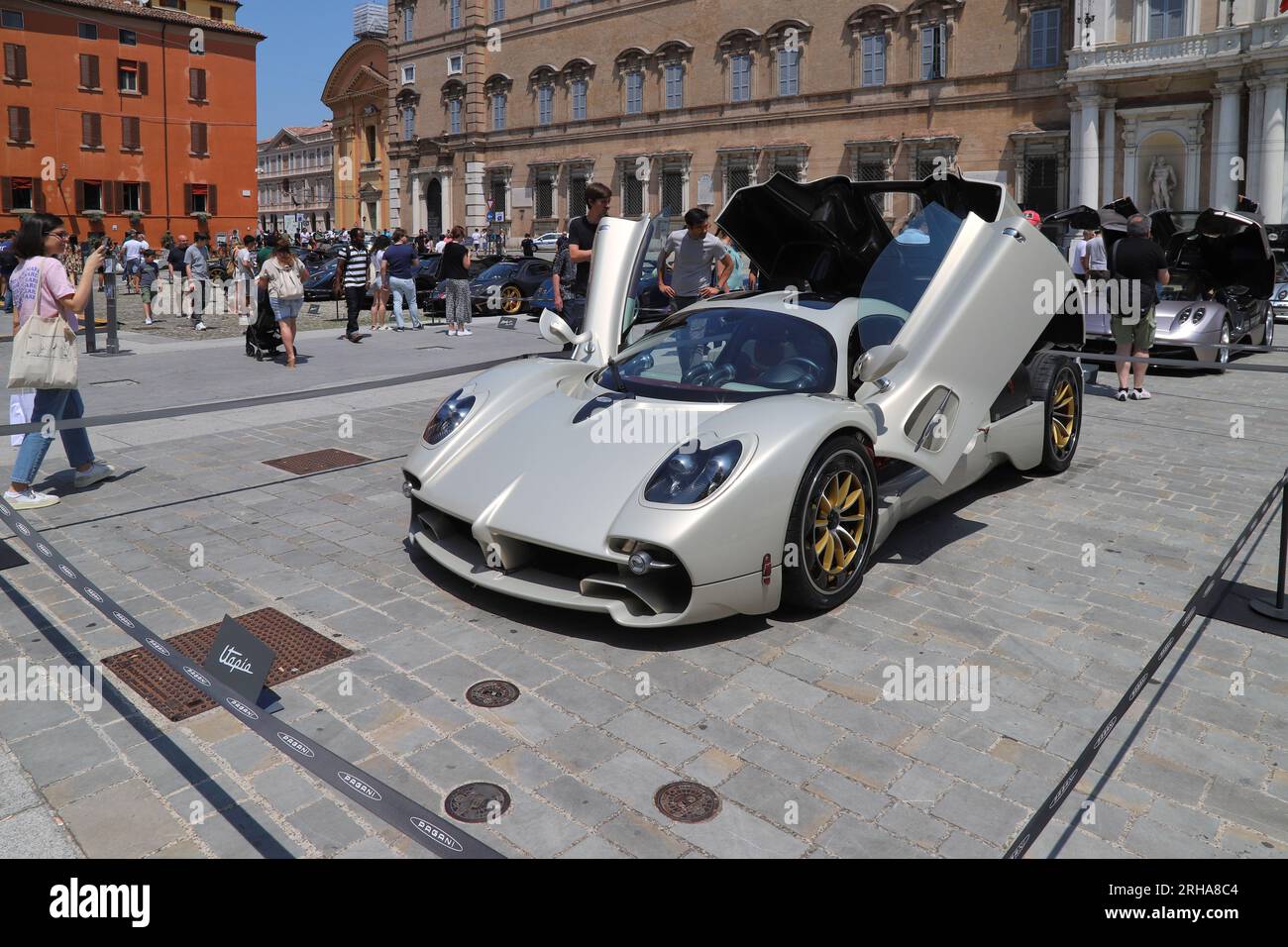 Modène, Italie, 16 juin 2023, défilé de voitures de sport Pagani et détails techniques pour le 25e anniversaire de la société Banque D'Images