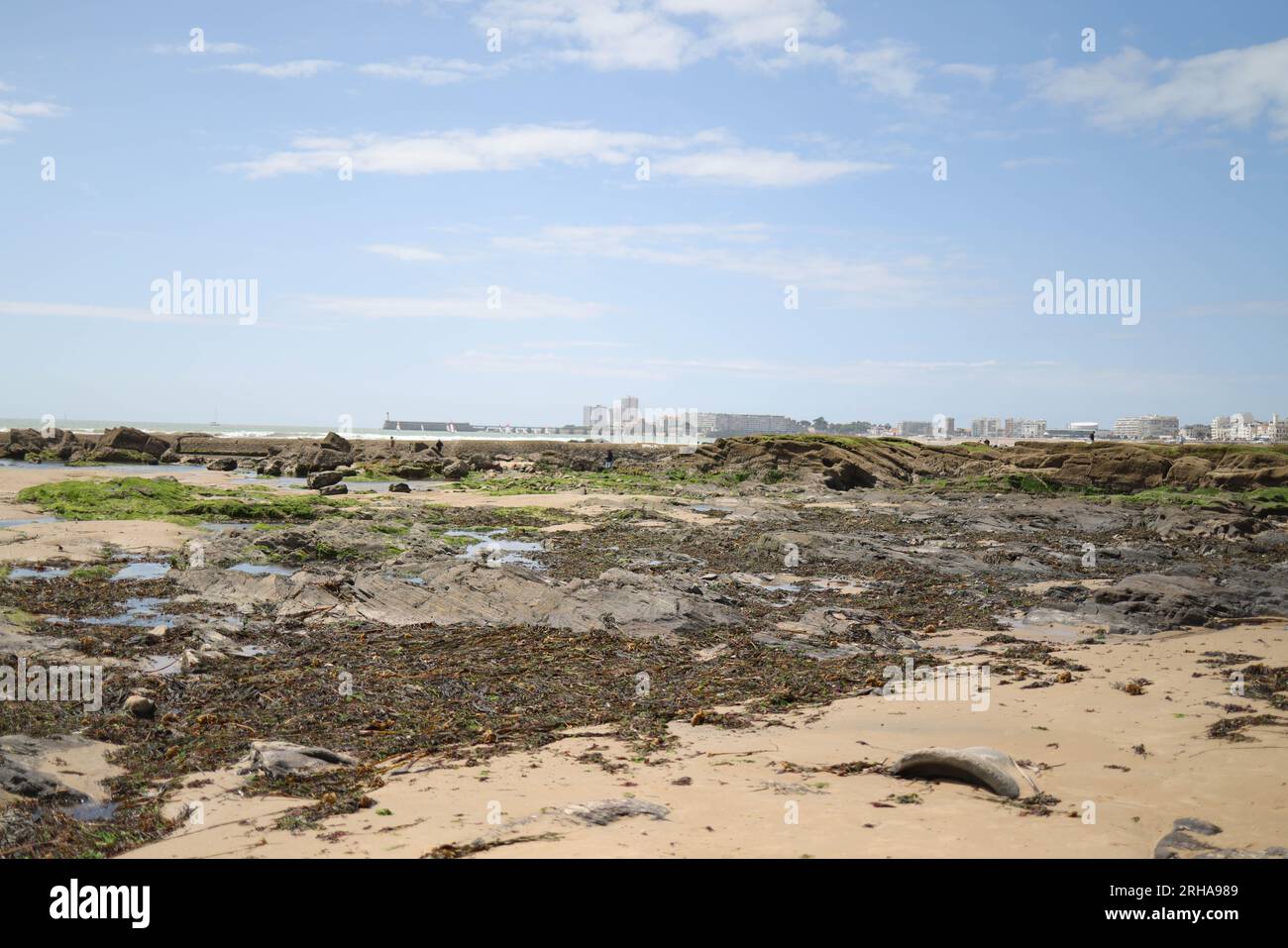 Image ©Licence à Parsons Media. 04/08/2023. Les Sables-d'Olonne, France. Les Sables-d'Olonne, France. Le front de mer aux Sables-d'Olonne, France. Les Sables-d'Olonne est une ville balnéaire de l'ouest de la France, sur l'océan Atlantique. Elle est située sur la côte entre la Rochelle et Saint-Nazaire, près du terminus côtier de l'A87 qui la relie et des communes voisines à la Roche-sur-Yon, Cholet et Angers au nord-est. Le centre métropolitain le plus proche de France, aux Sables-d'Olonne, est Nantes, au nord photo d'Andrew Parsons / Parsons Media Banque D'Images