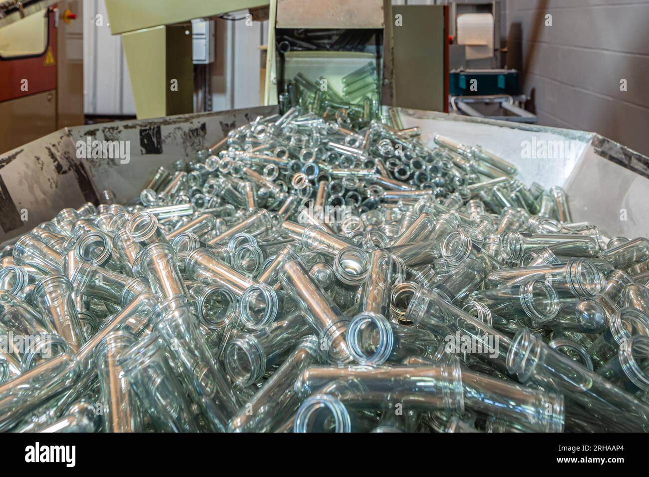 Verrerie. Industrie du verre. Beaucoup de bouteilles en verre sur le convoyeur dans une usine Banque D'Images