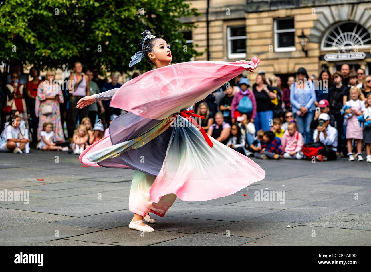 Édimbourg, Royaume-Uni. 15 août 2023 en photo : un artiste de rue tourne pour la foule sur le Royal Mile d’Édimbourg alors que le Fringe Festival atteint sa moitié. Crédit : Rich Dyson/Alamy Live News Banque D'Images