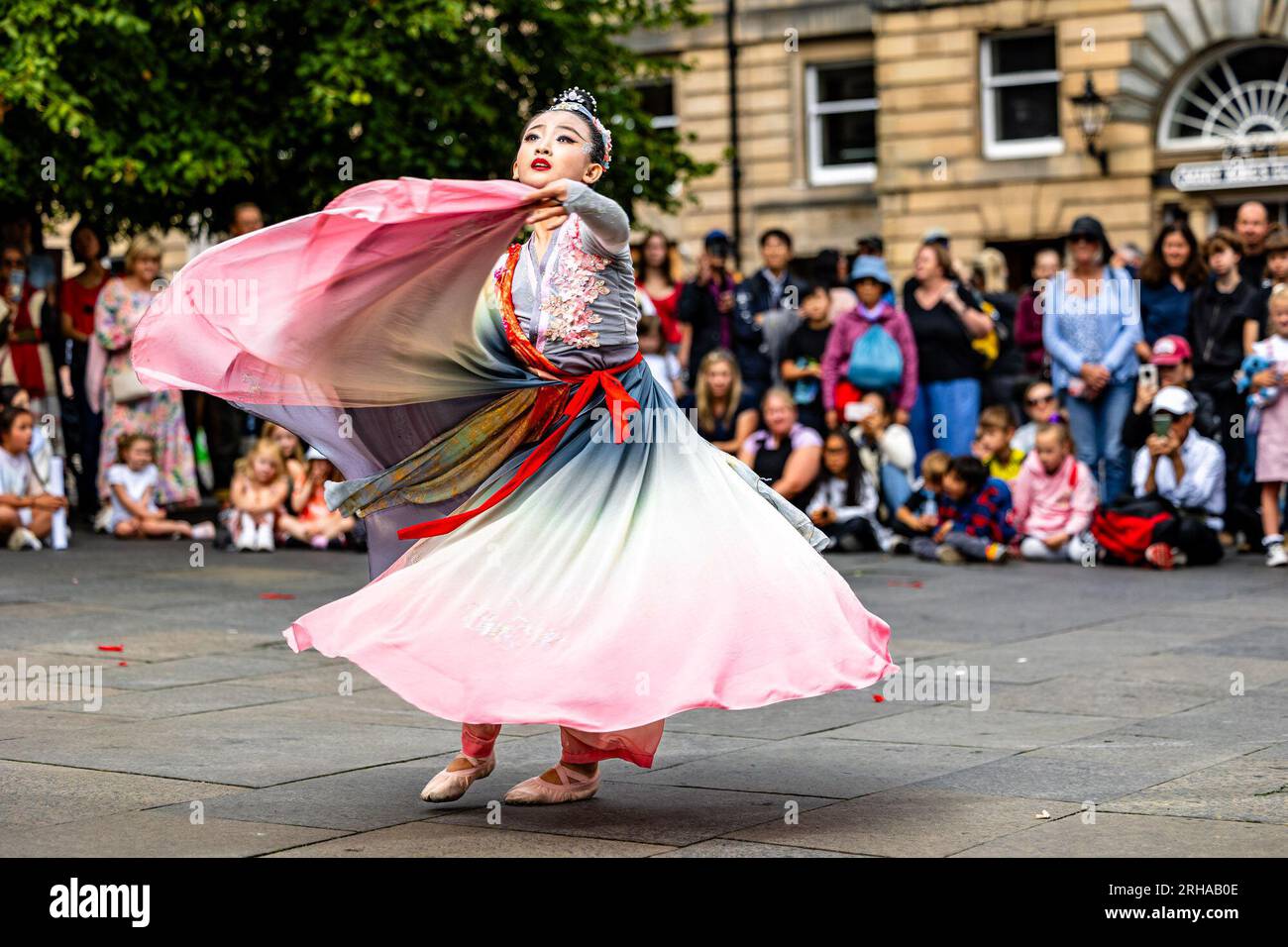 Édimbourg, Royaume-Uni. 15 août 2023 en photo : un artiste de rue tourne pour la foule sur le Royal Mile d’Édimbourg alors que le Fringe Festival atteint sa moitié. Crédit : Rich Dyson/Alamy Live News Banque D'Images