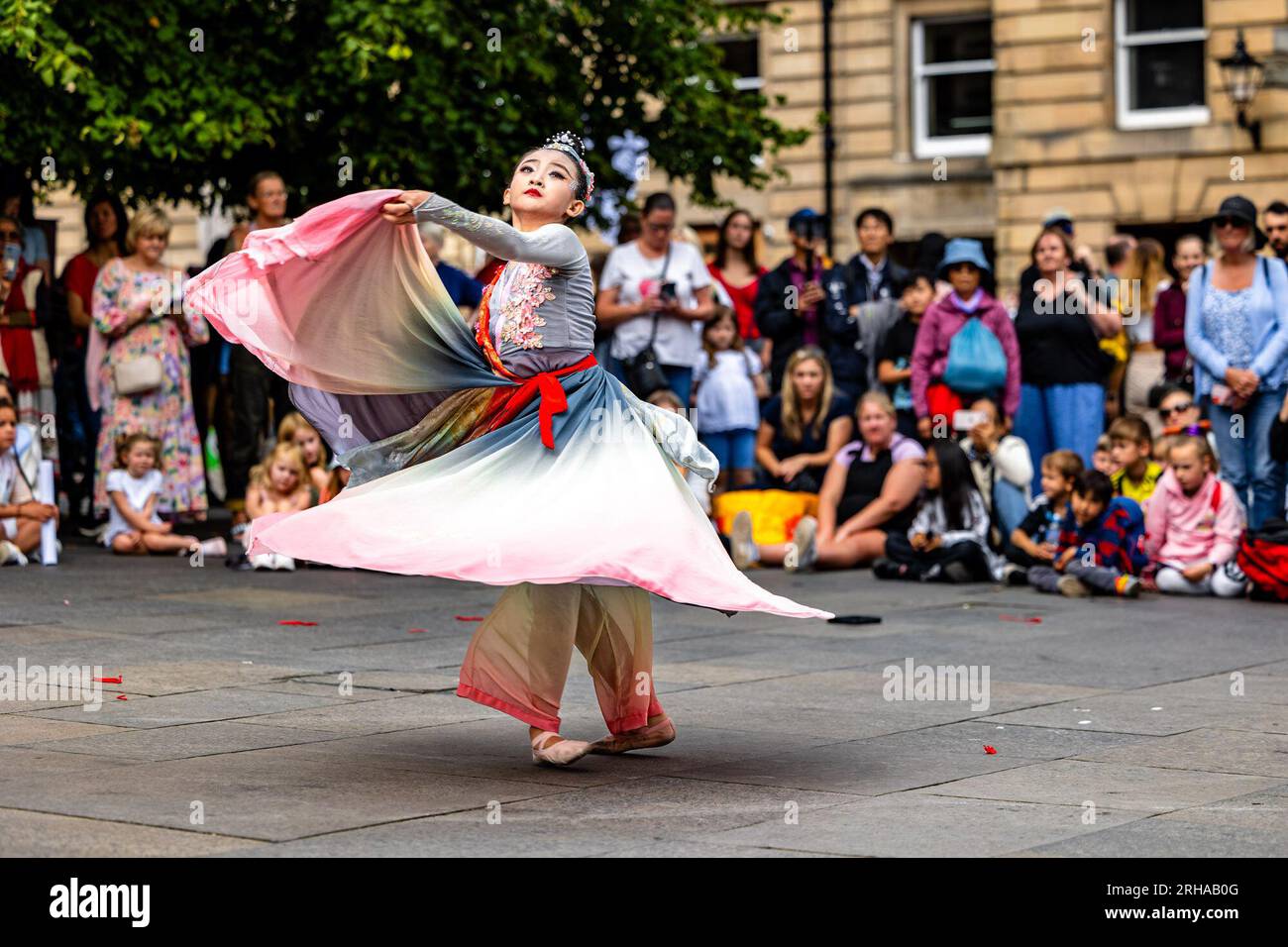 Édimbourg, Royaume-Uni. 15 août 2023 en photo : un artiste de rue tourne pour la foule sur le Royal Mile d’Édimbourg alors que le Fringe Festival atteint sa moitié. Crédit : Rich Dyson/Alamy Live News Banque D'Images