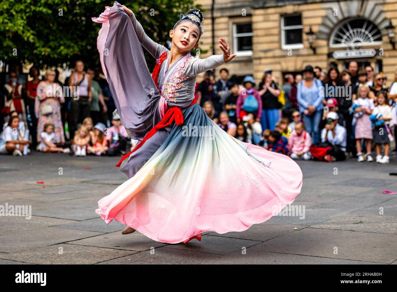 Édimbourg, Royaume-Uni. 15 août 2023 en photo : un artiste de rue tourne pour la foule sur le Royal Mile d’Édimbourg alors que le Fringe Festival atteint sa moitié. Crédit : Rich Dyson/Alamy Live News Banque D'Images