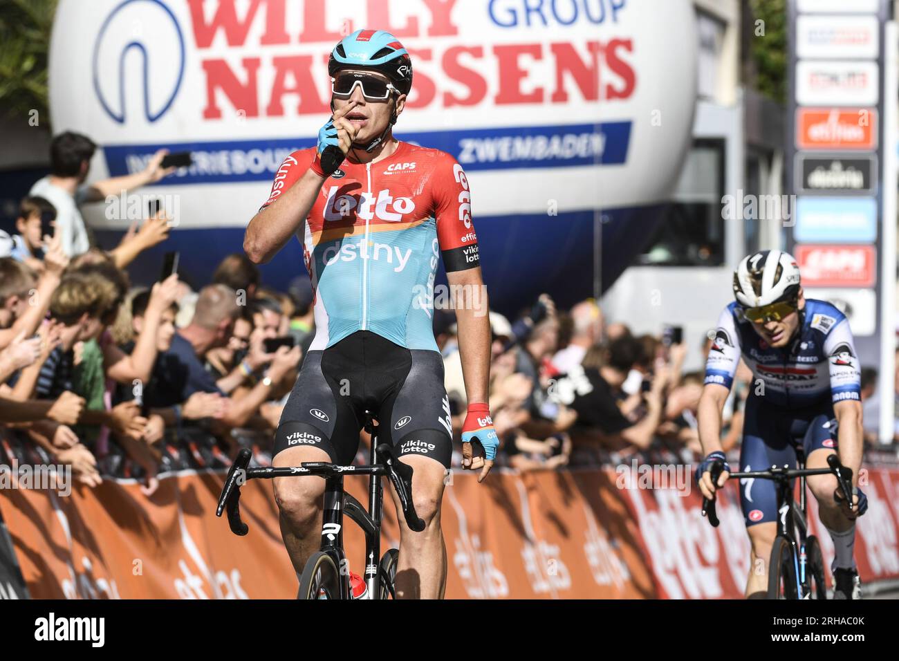 Leuven, Belgique. 15 août 2023. Le Belge Arnaud de lie de Lotto-Dstny remporte la course cycliste d'une journée 'Tour de Leuven - Memorial Jef Scherens' à Leuven, mardi 15 août 2023. BELGA PHOTO BERT GOYVAERTS crédit : Belga News Agency/Alamy Live News Banque D'Images