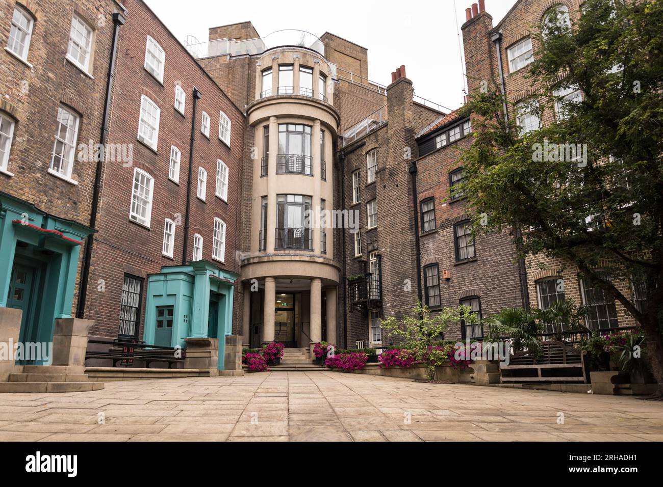L'espace public et la cour de la cour de Ching et du triangle du Partenariat Terry Farrell, Seven Dials, Londres, WC2, Angleterre, ROYAUME-UNI Banque D'Images