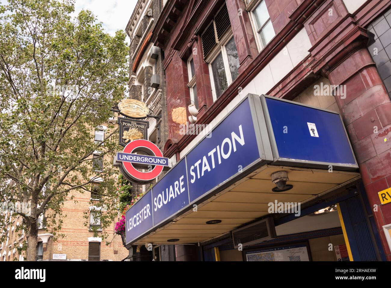 Les carreaux Ox-Blood de Leslie Green ornent l'entrée de la station de métro Leicester Square et la cocarde du métro londonien dans le West End de Londres, Londres, Angleterre, Royaume-Uni Banque D'Images