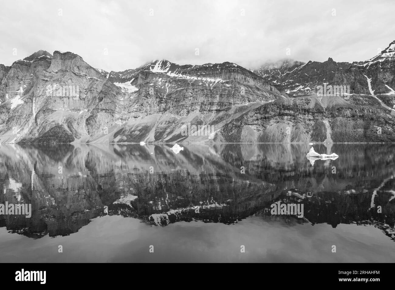 Groenland occidental, baie de Baffin, fjord de Karrat. Situé à l'embouchure de Nordost Bay. Reflets d'eau calme du fjord pittoresque. Banque D'Images
