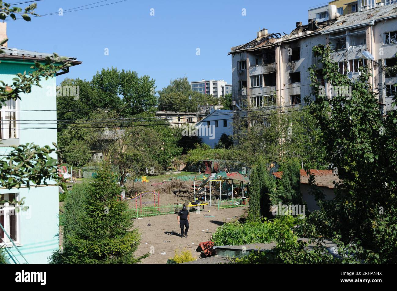 Lviv, Ukraine, 15 août 2023. Après le tir de roquette russe sur Lviv. La Russie a attaqué la ville de Lviv et l'oblast dans l'ouest de l'Ukraine avec des missiles. Les forces de défense aérienne ukrainiennes ont abattu une partie des missiles. Cependant, des fragments de missiles abattus sont tombés dans différents quartiers de la ville, endommageant des bâtiments résidentiels et blessant des personnes. Banque D'Images