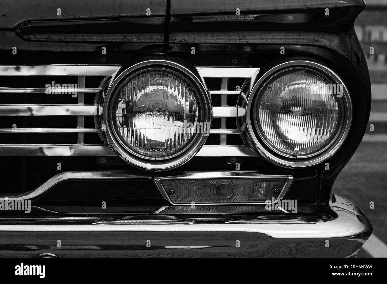 Gros plan des phares de voitures classiques. Phares de voiture vintage noire. Concept de voiture classique noire. Détails de la voiture de luxe avant, photo en noir et Banque D'Images