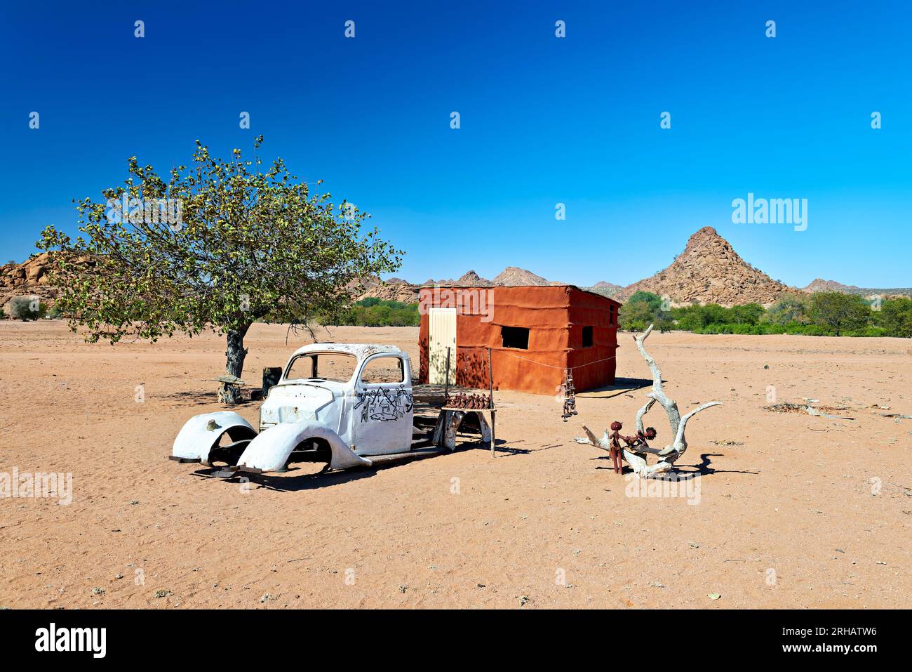 Namibie. Épave de voiture classique en décomposition dans le désert Banque D'Images