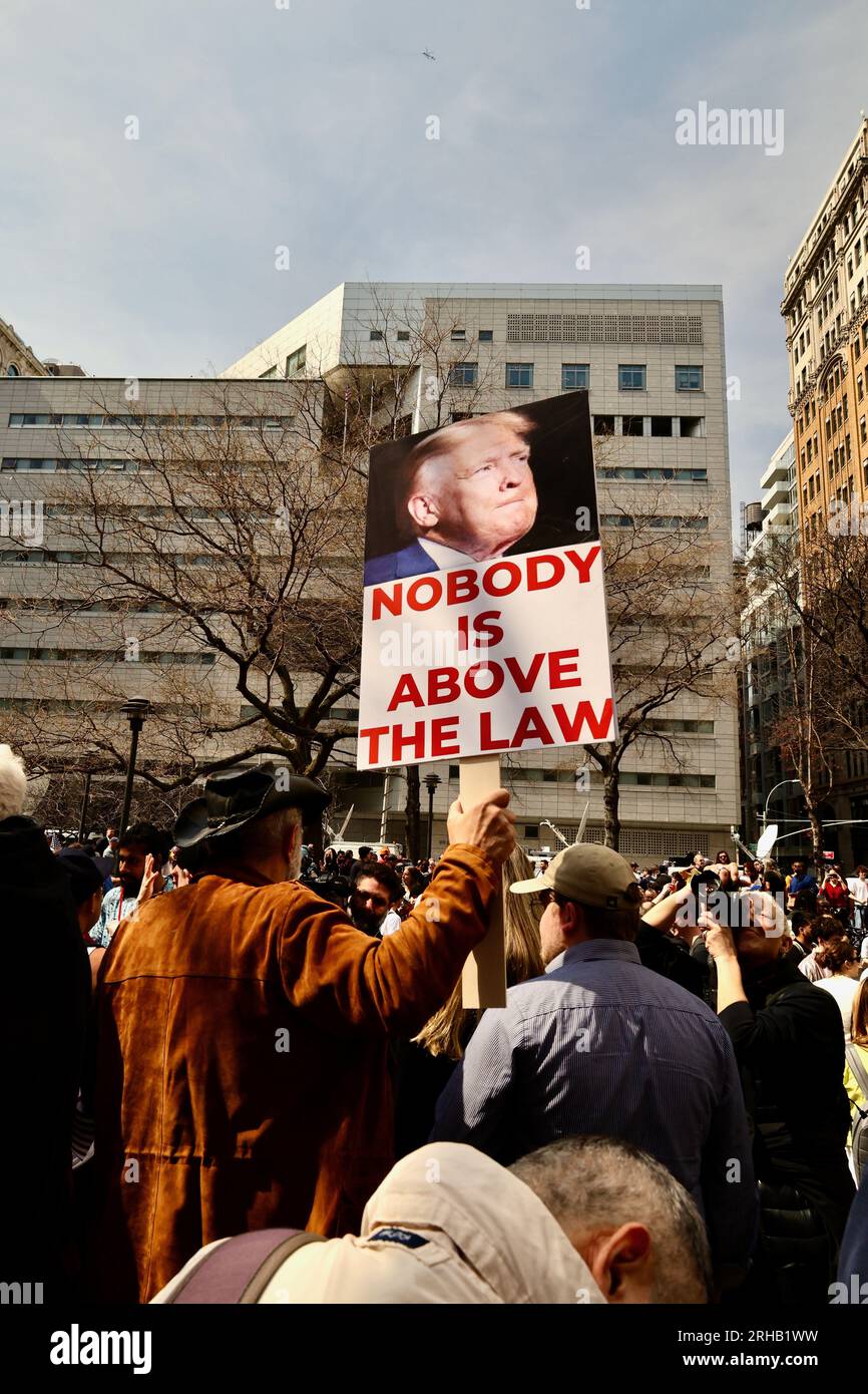 Manifestations anti-Trump à Manhattan le jour de sa mise en accusation, 4/4/23 Banque D'Images