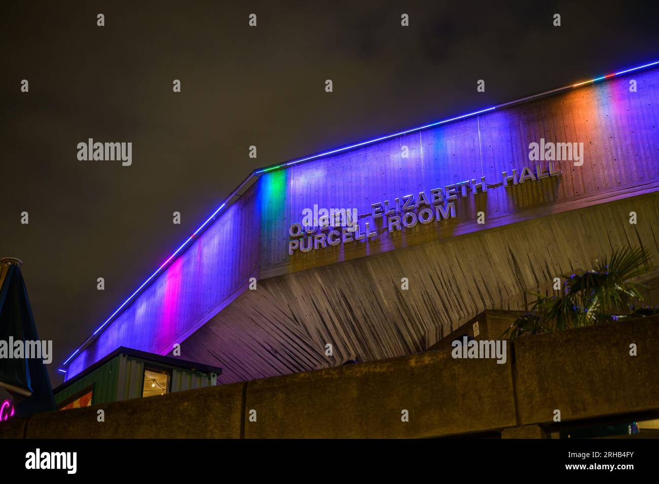 LONDRES - 22 avril 2023 : nuits de ville vibrantes : le panneau emblématique « Queen Elizabeth Hall, Purcell Room » de Southbank illumine le Royal Festival Hall, créant un Banque D'Images