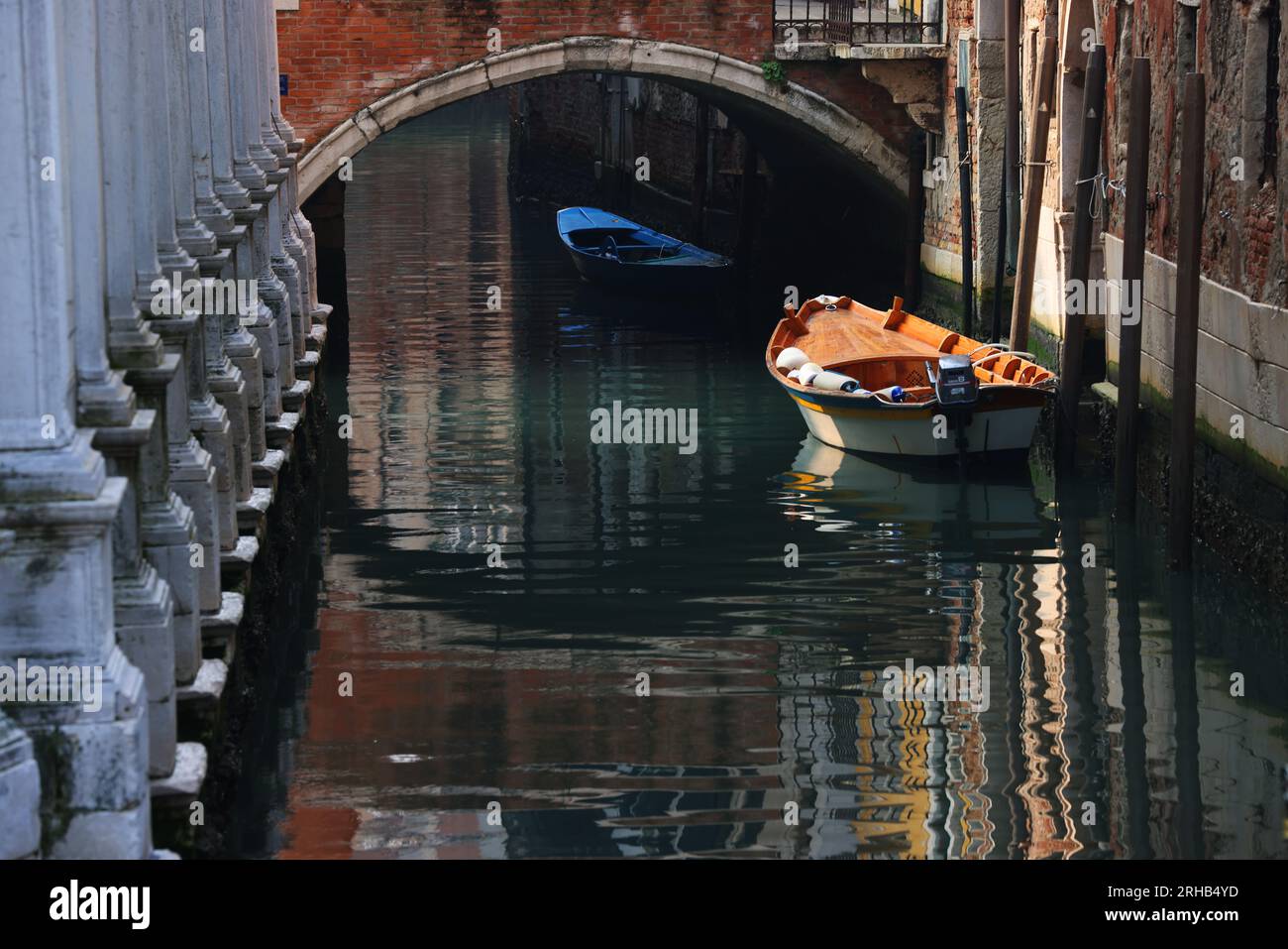 Schiff auf einem Kanal dans Venedig Banque D'Images
