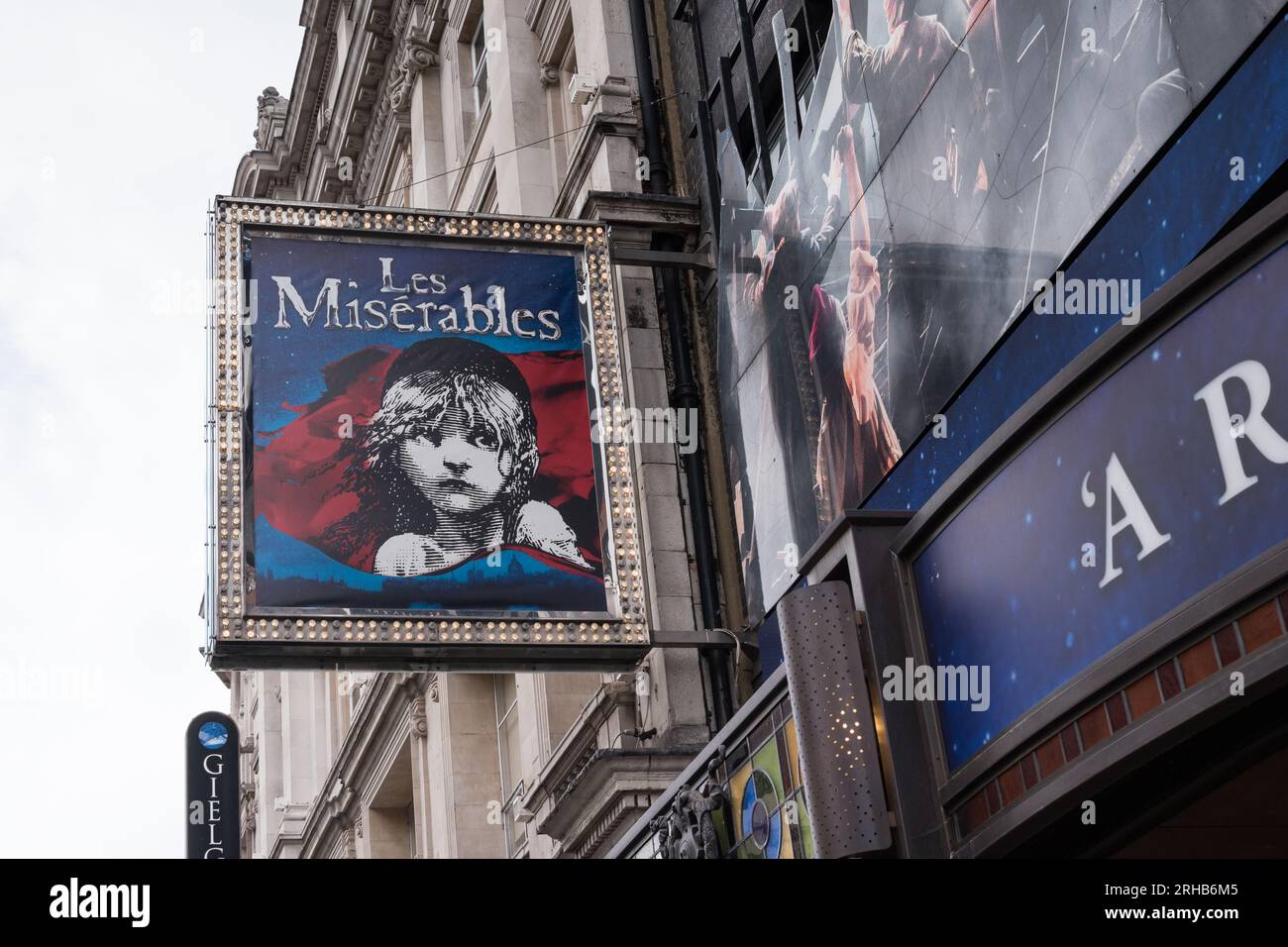 Signalisation théâtrale les Misérables au Sondheim Theatre (anciennement Queen's Theatre) sur Shaftesbury Avenue, Soho, Central London, Angleterre, Royaume-Uni Banque D'Images