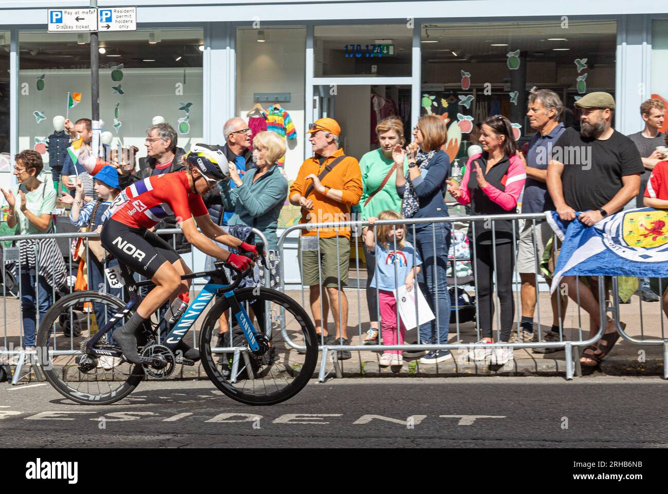 Katrine Aalerud, de Norvège, monte à Great George Street, Glasgow lors de la course sur route du championnat du monde féminin UCI 2023. Les spectateurs applaudissent. Banque D'Images