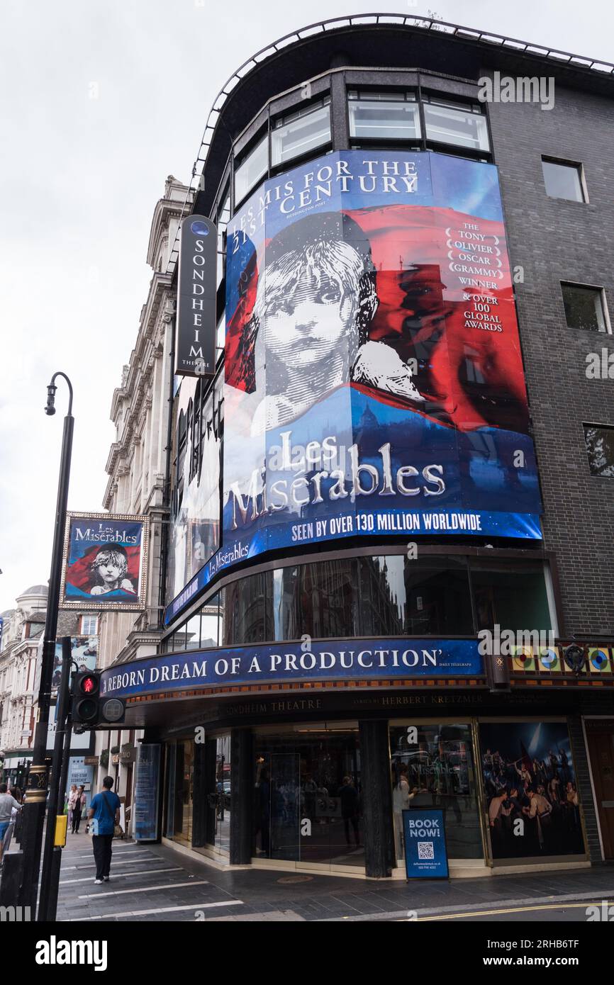 Signalisation théâtrale les Misérables au Sondheim Theatre (anciennement Queen's Theatre) sur Shaftesbury Avenue, Soho, Central London, Angleterre, Royaume-Uni Banque D'Images