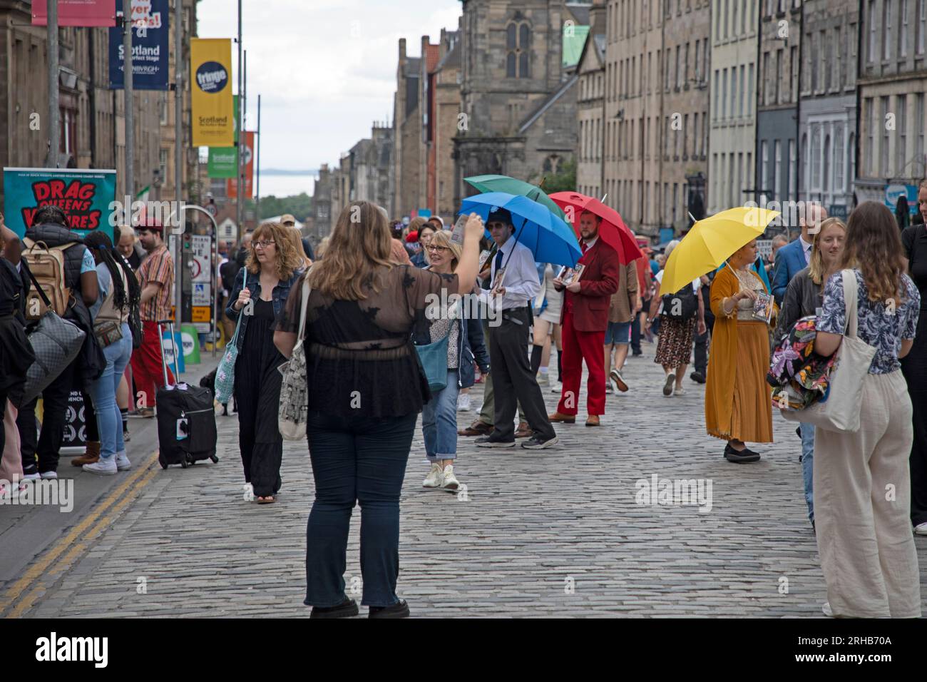 Royal Mile, Édimbourg, Écosse, Royaume-Uni. 15 août 2023. Les gens migrent encore vers High Street pour se divertir dans la rue et découvrir quels spectacles sont encore disponibles, les artistes de rue obtiennent un public raisonnable pour les regarder démontrer leurs compétences. Température autour de 19 degrés centigrades avec soleil le matin et nuage l'après-midi. Crédit : Archwhite/alamy Live News. Banque D'Images