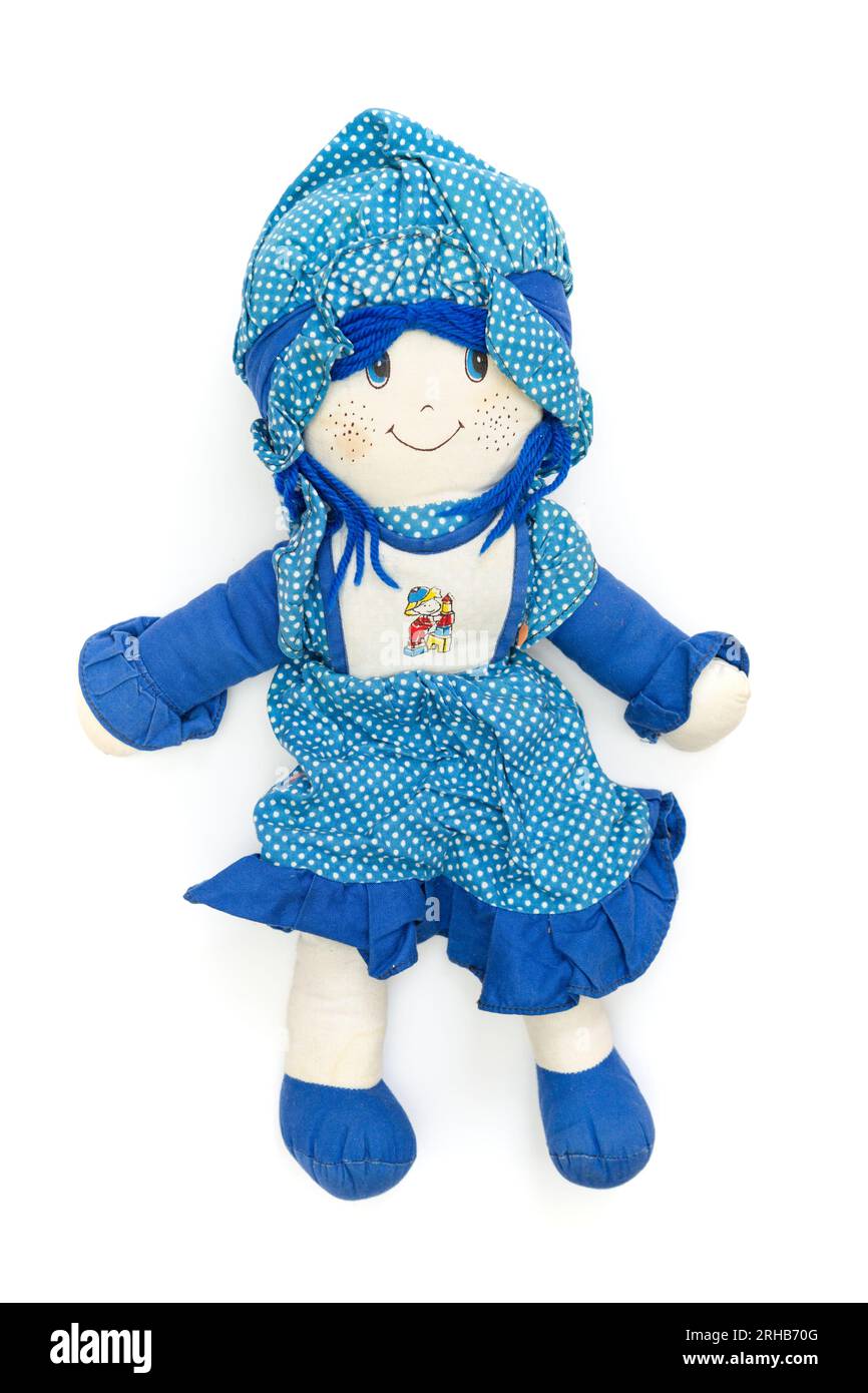 Poupée de chiffon avec des vêtements bleus et des cheveux bleus, des années 1980, sur un fond blanc. Banque D'Images