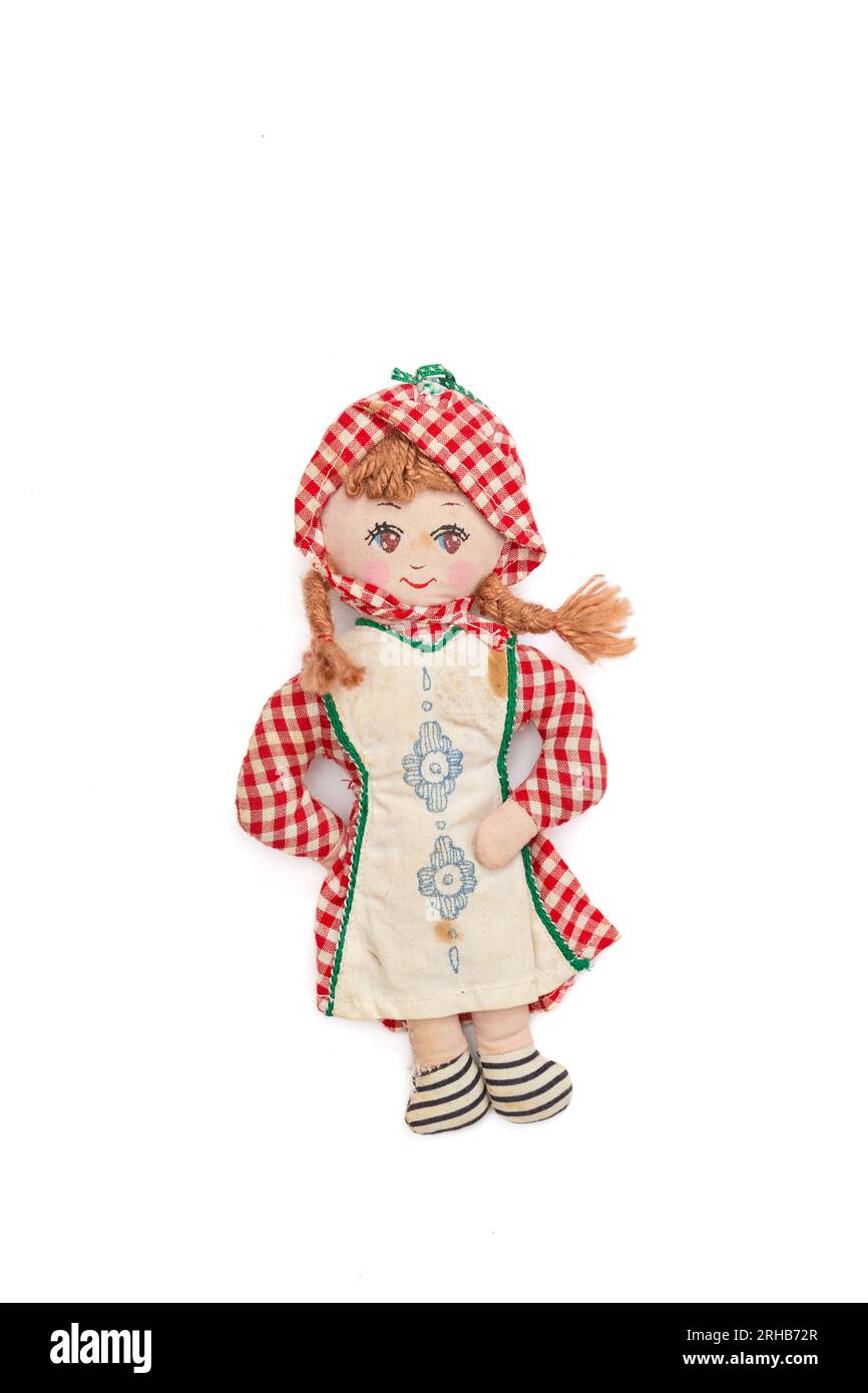 Poupée de chiffon avec tenue à carreaux rouges des années 1980, sur fond blanc. Banque D'Images