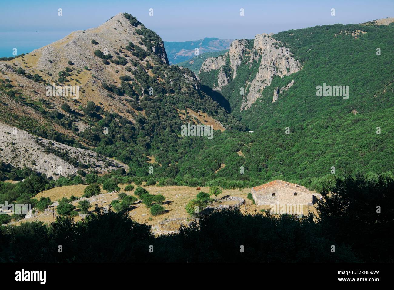 Bâtiment rural dans le paysage naturel de la gorge de Faguara dans le parc de Madonie, Sicile, Italie Banque D'Images