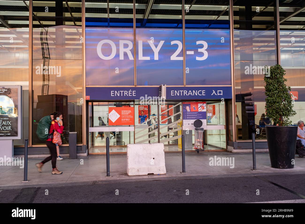 Orly, FR - 31 août 2022 : extérieur de l'aéroport de Paris Orly en début de matinée Banque D'Images