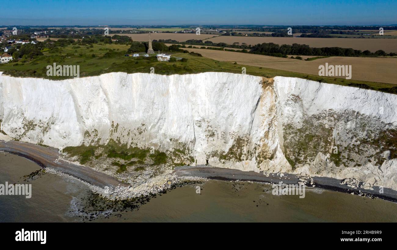 Panoramique, aérienne prise par un drone, volant au-dessus de la mer, regardant vers une section de Chalk Cliff, à St Margret Bay, Kent Banque D'Images