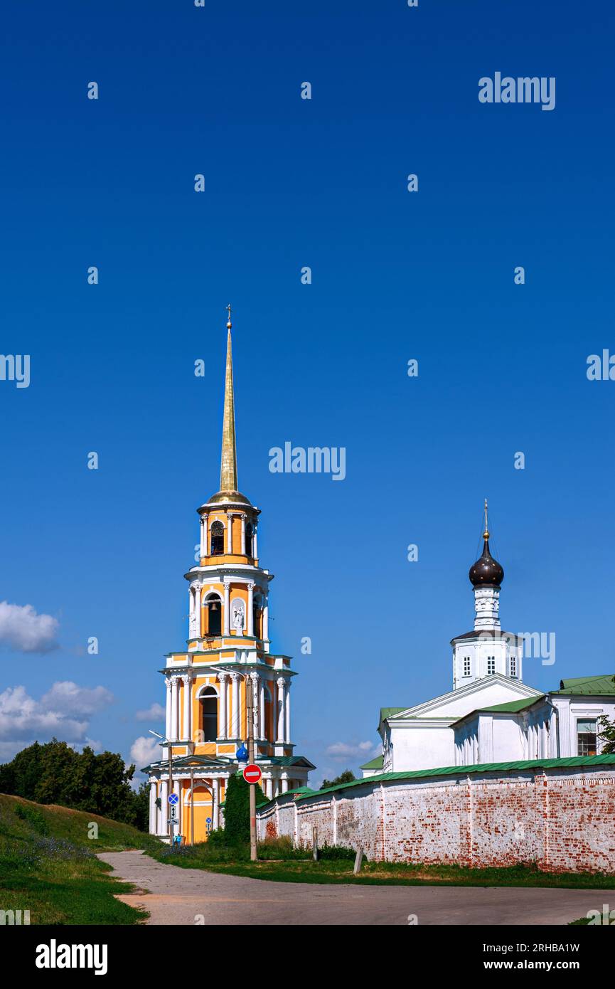 Vue estivale du clocher du Kremlin de Riazan et du monastère de la Transfiguration dans la ville de Riazan, Russie. Banque D'Images