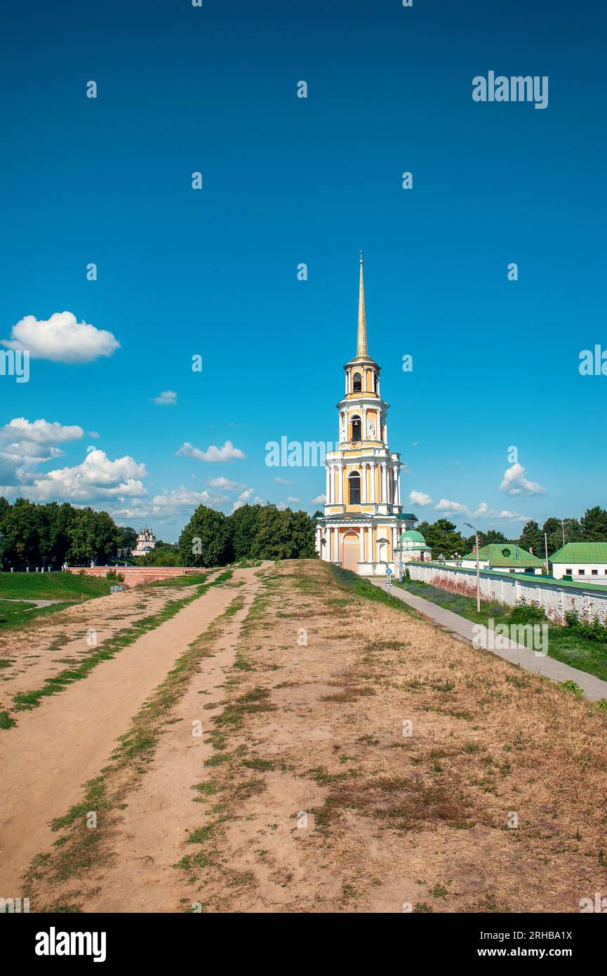 Vue estivale du clocher du Kremlin de Riazan et du monastère de la Transfiguration dans la ville de Riazan, Russie. Banque D'Images