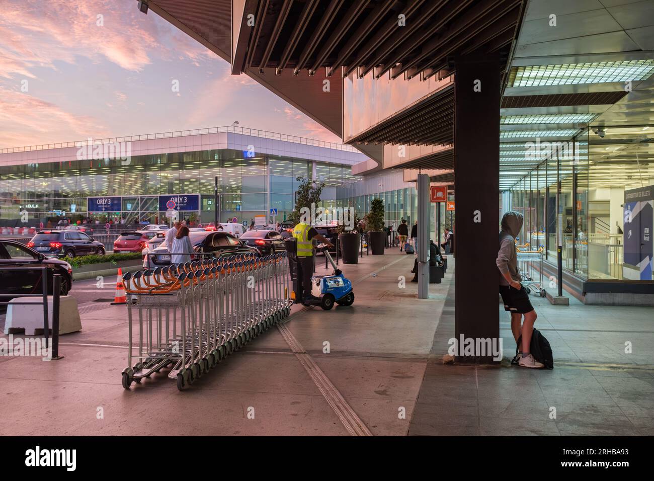 Orly, FR - 31 août 2022 : extérieur de l'aéroport de Paris Orly en début de matinée Banque D'Images