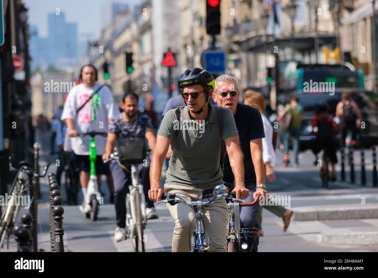 Paris, FR - 31 août 2022 : les gens font du vélo rue de Rivoli Banque D'Images