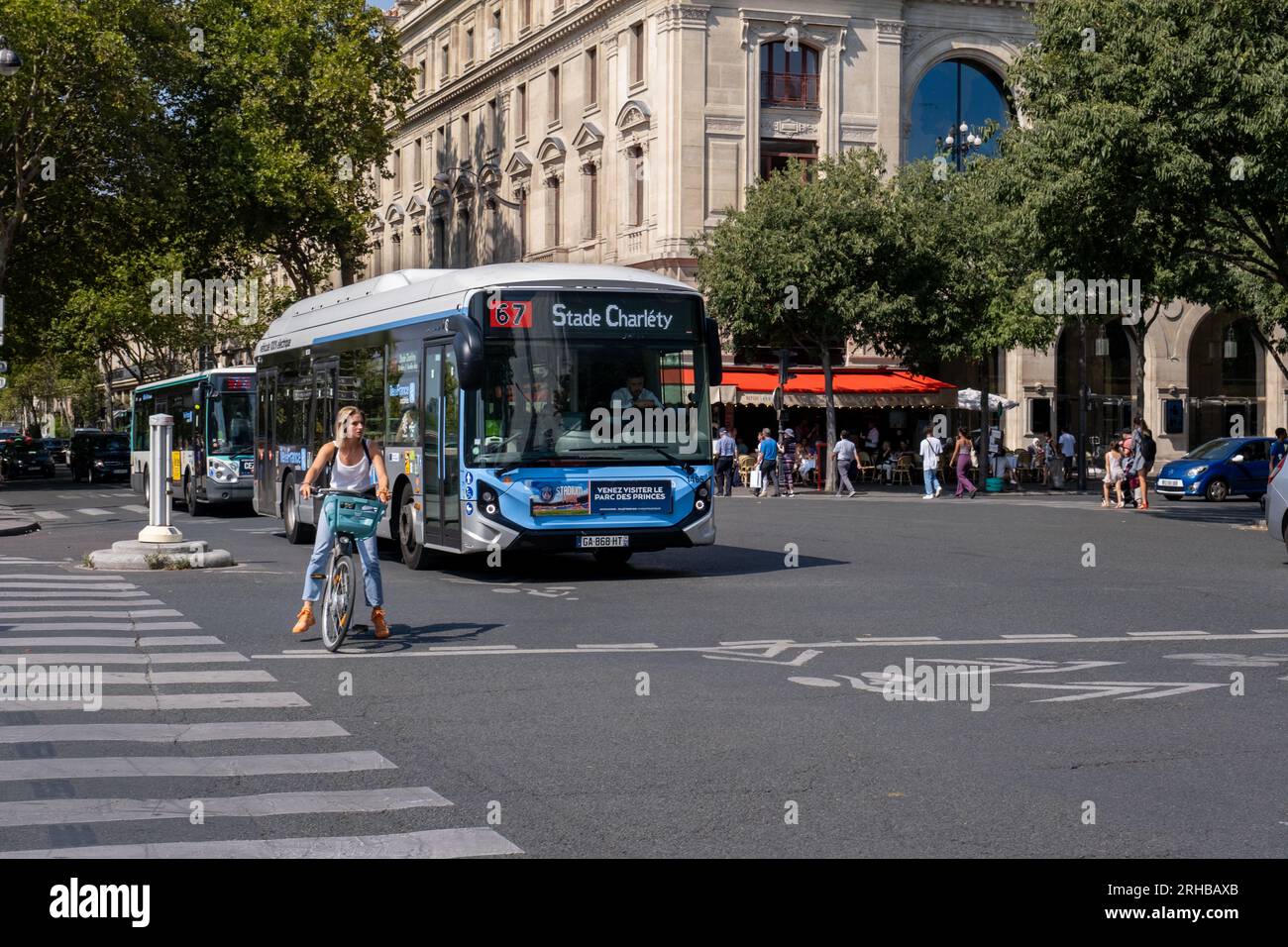 Paris, FR - 31 août 2022 : bus de la RATP sur le Quai de la Mégisserie à Paris Banque D'Images