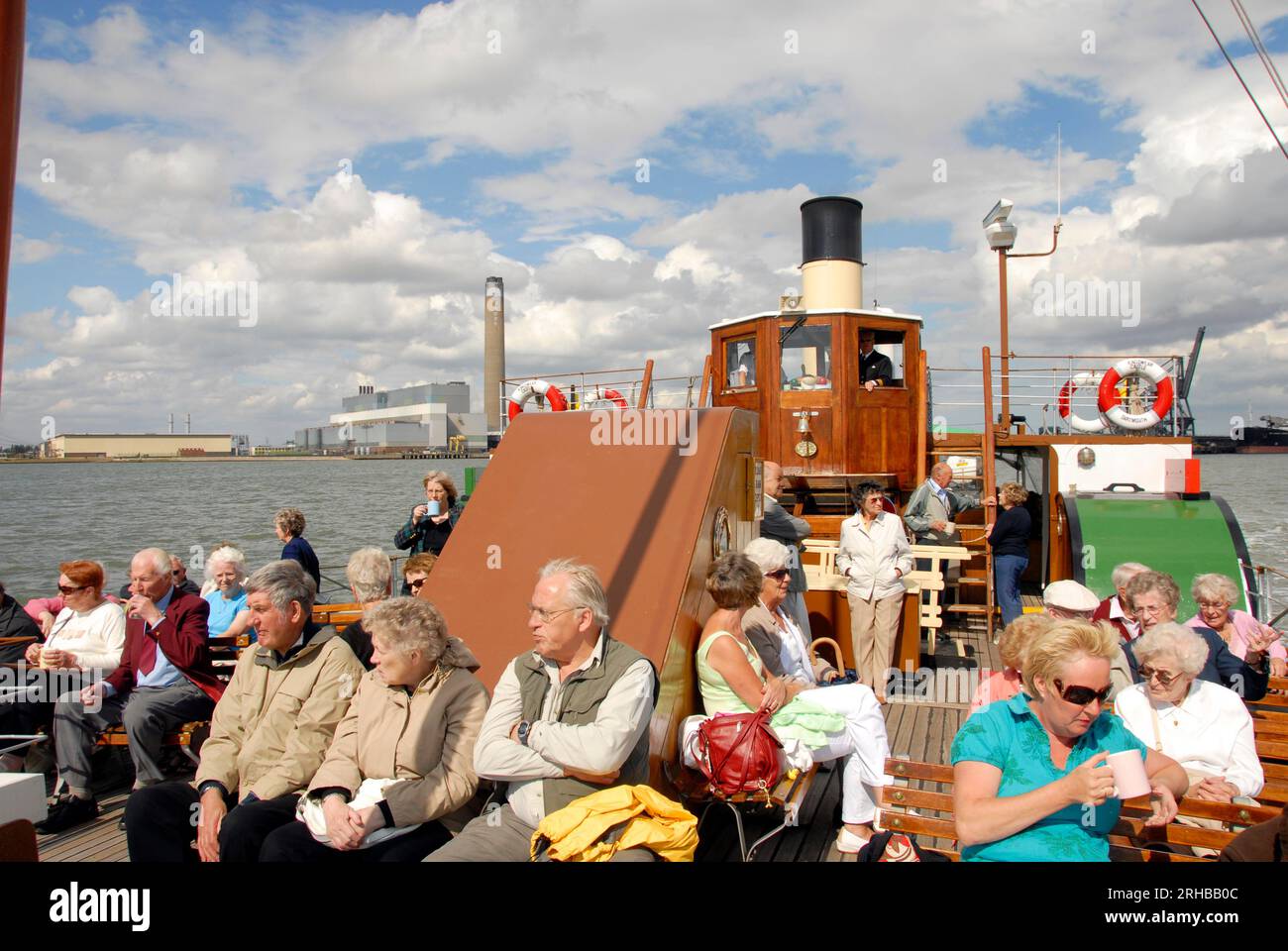 Groupe de passagers âgés profitant d'une excursion d'une journée sur un bateau de croisière local, River Medway, Kent Banque D'Images