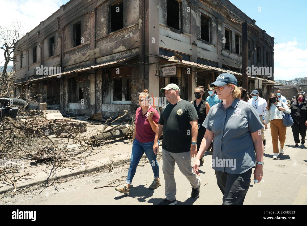 Wailuku, États-Unis. 12 août 2023. L'administratrice de la FEMA, Deanne Criswell, à droite, et le gouverneur d'Hawaï, Josh Green, au centre, étudient les dégâts causés par les feux de forêt qui ont balayé la ville, le 12 août 2023 à Wailuku, Maui, Hawaii. Les feux de forêt attisés par des vents violents ont tué au moins 99 personnes et détruit des milliers de maisons sur l'île. Crédit : Dominick Del Vecchio/FEMA/Alamy Live News Banque D'Images