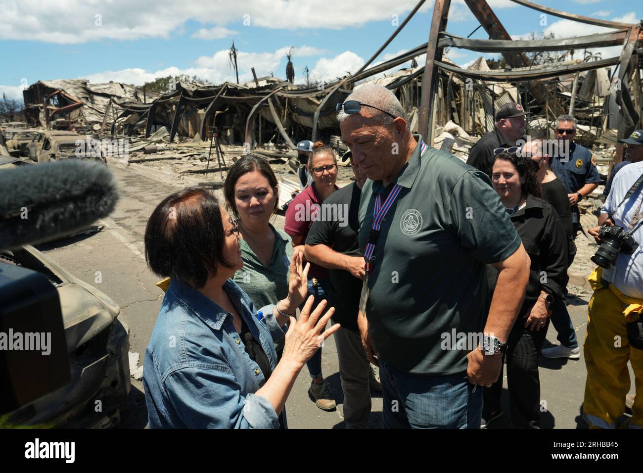 Wailuku, États-Unis. 12 août 2023. Les survivants parlent avec le maire du comté de Maui, Richard Bissen, Jr., au centre, à la suite des feux de forêt qui ont balayé la ville, le 12 août 2023 à Wailuku, Maui, Hawaii. Les feux de forêt attisés par des vents violents ont tué au moins 99 personnes et détruit des milliers de maisons sur l'île. Crédit : Dominick Del Vecchio/FEMA/Alamy Live News Banque D'Images