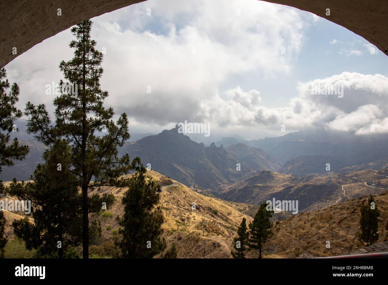 Panorámica desde el mirador de la Cruz de Tejeda, sobre las cumbres de la isla de Gran Canaria. Se ver el Roque Bentayga y el Roque Nublo, España Banque D'Images