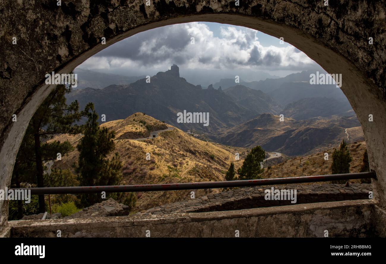 Panorámica desde el mirador de la Cruz de Tejeda, sobre las cumbres de la isla de Gran Canaria. Se ver el Roque Bentayga y el Roque Nublo, España Banque D'Images