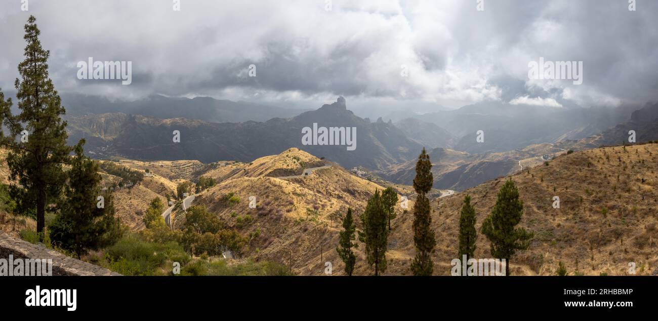Panorámica desde el mirador de la Cruz de Tejeda, sobre las cumbres de la isla de Gran Canaria. Se ver el Roque Bentayga y el Roque Nublo, España Banque D'Images