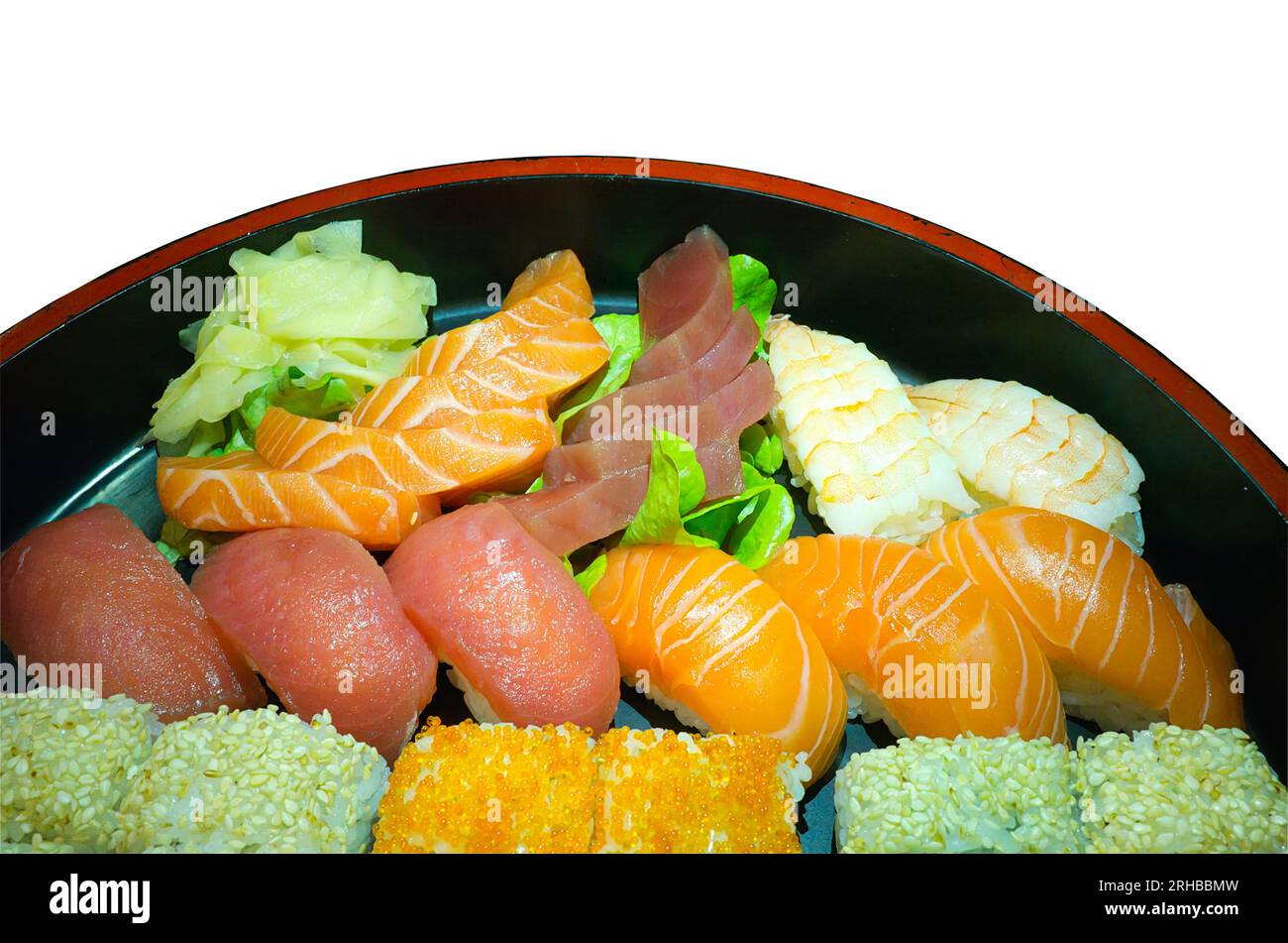 Gros plan d'un bol avec divers sashimi (poisson cru) et rouleaux de sushi à base de riz blanc. Banque D'Images