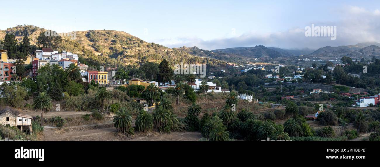 Photographie panoramique de la ville de Santa Brígida, entourée d'un magnifique ravin entouré de palmeraies. Gran Canaria, Espagne Banque D'Images