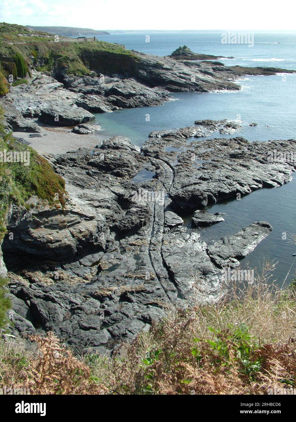 Pistes à travers le rocher de Prussia Cove dans Cornwall. Les voies étaient formées par les roues de charrettes utilisées pour accéder à la rive pour le déchargement des bateaux. Pauss Banque D'Images