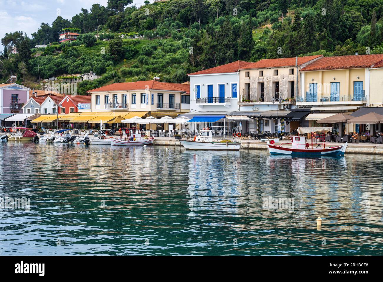 Bateaux amarrés sur les quais de la pittoresque ville portuaire de Katakolon, porte d'entrée de l'ancienne Olympie, Katakolon, Péloponnèse, Grèce Banque D'Images