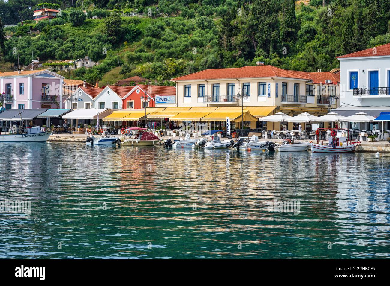 Bateaux amarrés sur les quais de la pittoresque ville portuaire de Katakolon, porte d'entrée de l'ancienne Olympie, Katakolon, Péloponnèse, Grèce Banque D'Images