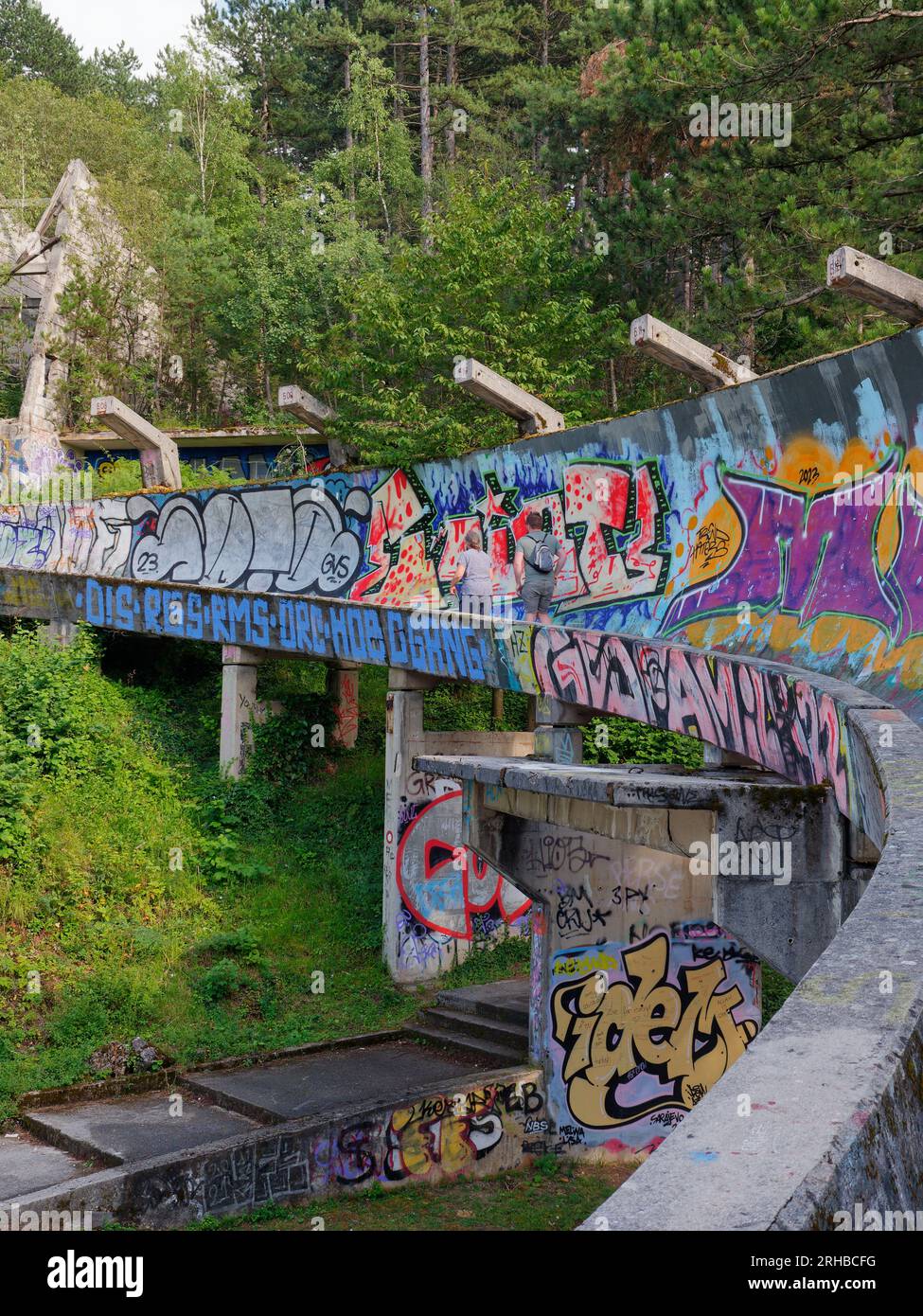 Abandonné Bobsleigh olympique alias Bobsled et piste de luge dans la ville de Sarajevo, Bosnie-Herzégovine, le 15 août 2023. Banque D'Images