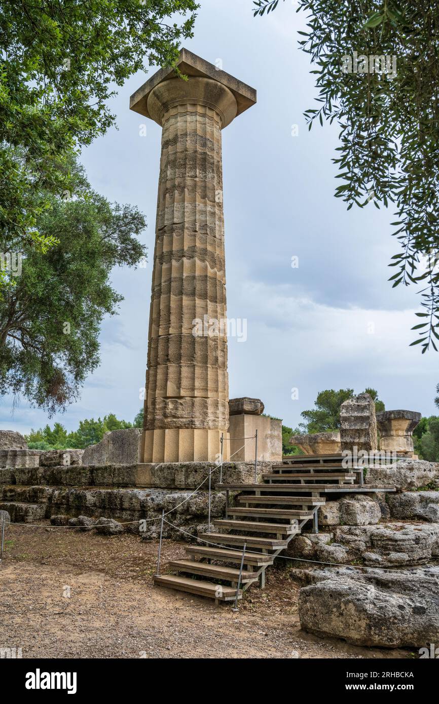 Vue de la colonne unique reconstruite au temple de Zeus à Olympie antique, berceau des Jeux Olympiques, à Elis, Péloponnèse, Grèce Banque D'Images