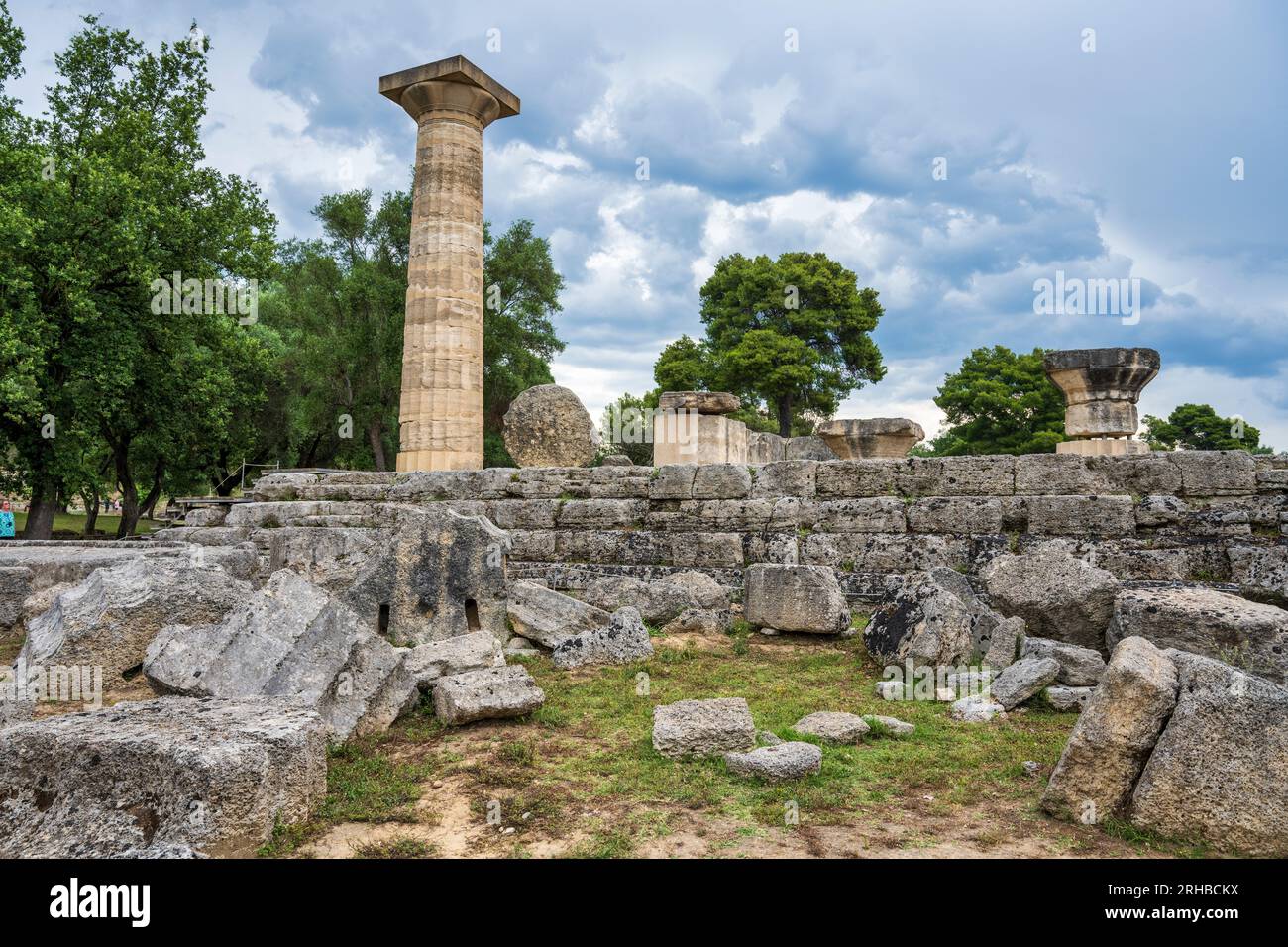 Tambours de colonne tombés et colonne reconstruite au Temple de Zeus à Olympie antique, berceau des Jeux Olympiques, à Elis, Péloponnèse, Grèce Banque D'Images