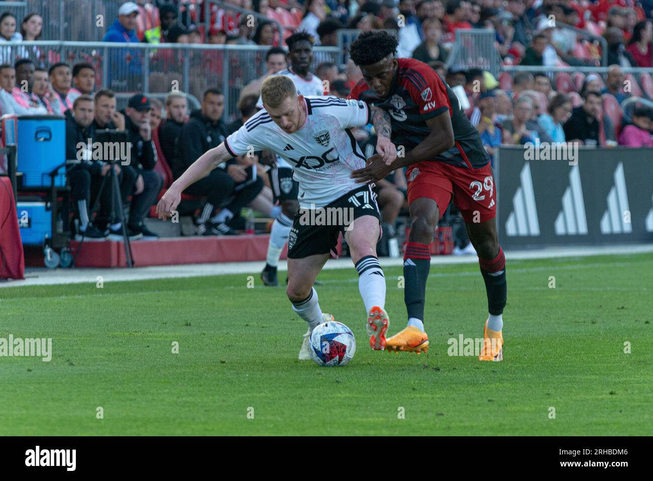 Toronto, ON, Canada -27 mai 2023 : Lewis O'Brien #17 du DC United combat pour le ballon lors du match de saison régulière de la MLS entre le Toronto FC (ca Banque D'Images