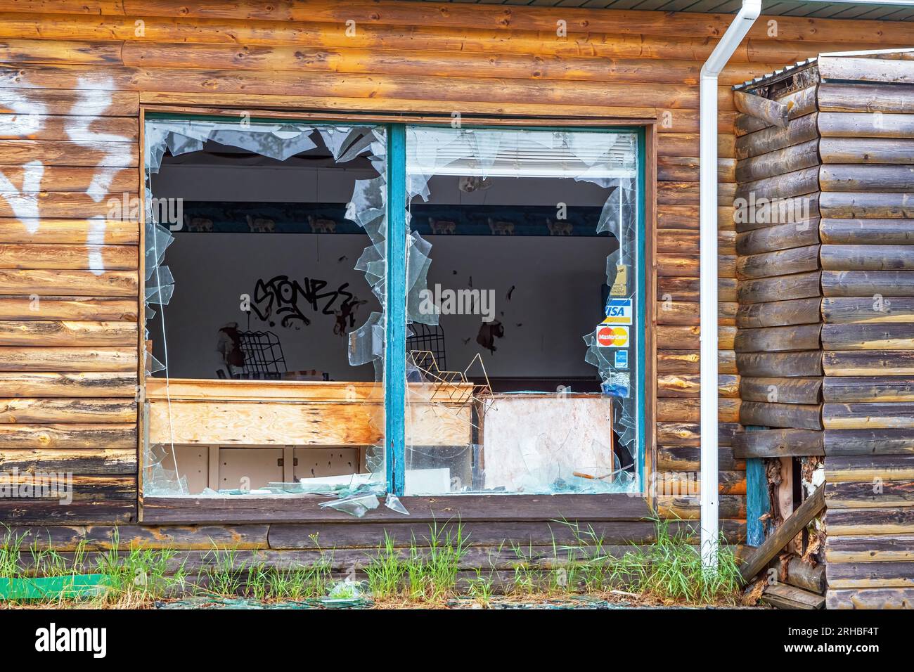 Fenêtre brisée dans une station-service abandonnée et négligée près de Thunder Bay, en Ontario. Beaucoup de petites entreprises ont fermé en raison de la période économique difficile. Banque D'Images
