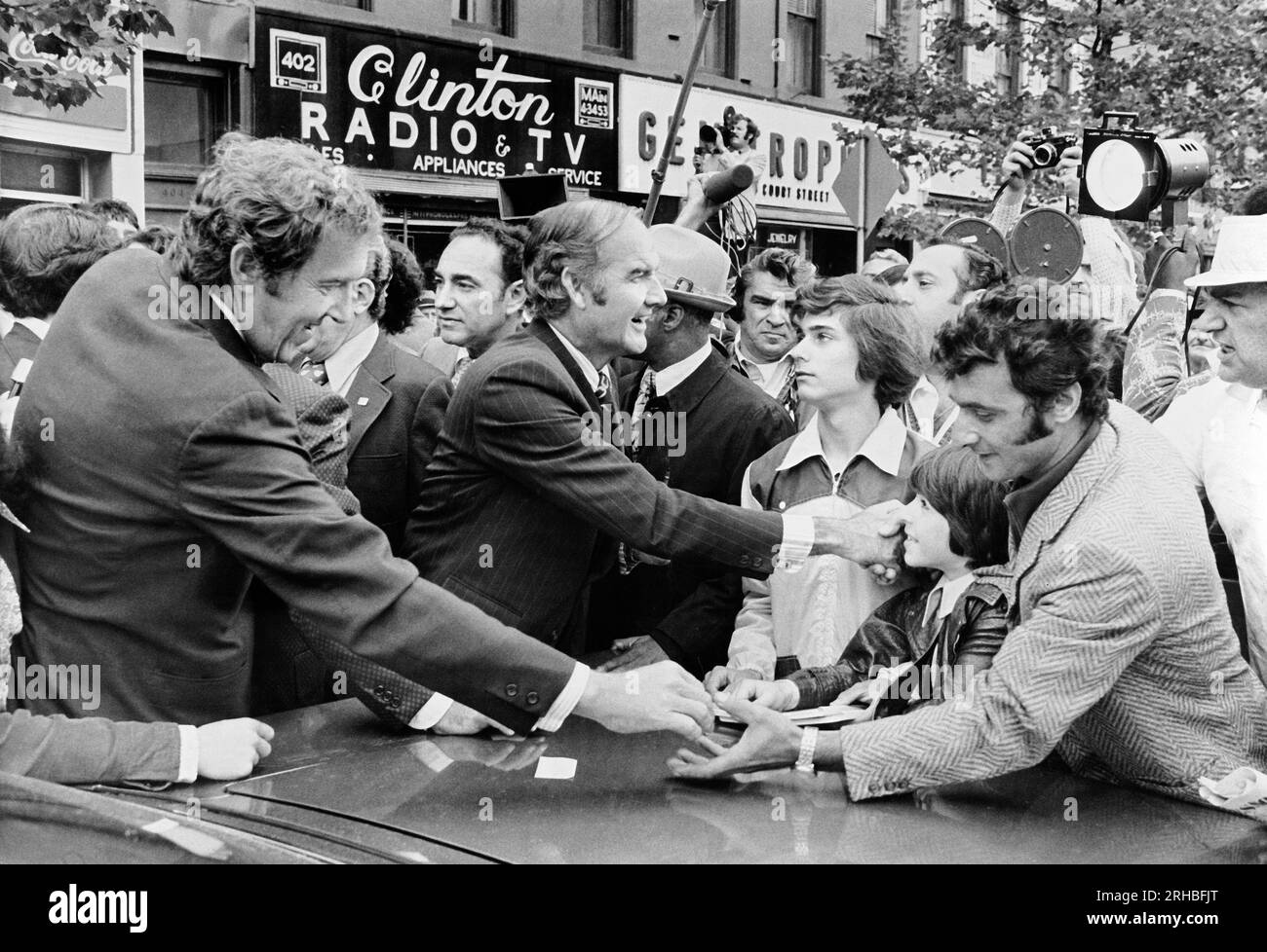 New York, New York : 21 septembre 1972 le candidat démocrate à la présidence George McGovern et son coéquipier Ed Muskie s'arrêtent pour serrer la main lors de leur visite à pied de Brooklyn. Banque D'Images
