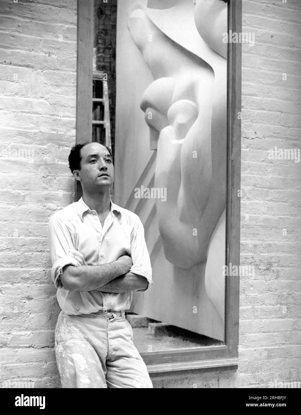 New York, New York : 1940 Isamu Noguchi avec un reflet de l'Associated Press Building plaque, qui a été sculpté dans le plâtre et coulé en acier inoxydable - à l'époque la plus grande coulée d'acier inoxydable jamais réalisée. Il est toujours installé au Rockefeller Center. Banque D'Images