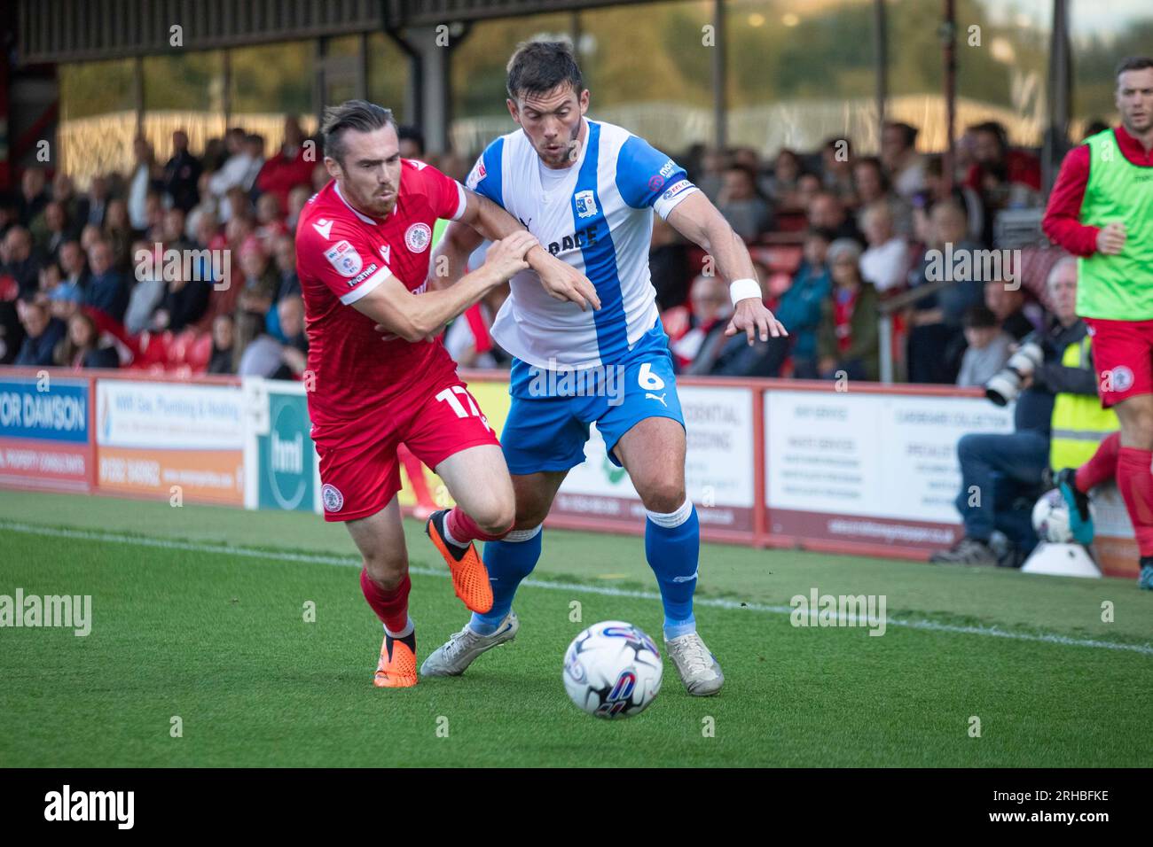 Niall Canavan #6 de Barrow AFC affronté par Jack Nolan #17 de Accrington Stanley F.C lors du match de Sky Bet League 2 entre Accrington Stanley et Barrow au Wham Stadium, Accrington le mardi 15 août 2023. (Photo : Mike Morese | MI News) crédit : MI News & Sport / Alamy Live News Banque D'Images